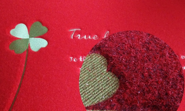 玄関マットの表面に刺繍が施されています