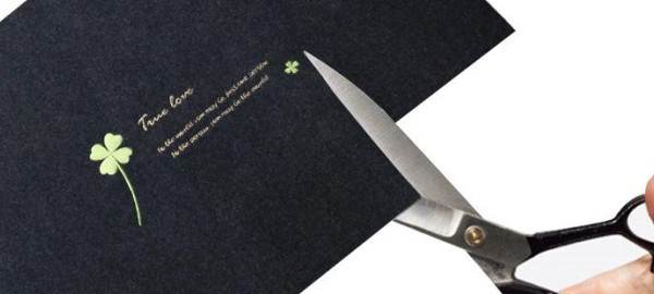 ランダムにカットされた刺繍入り玄関マット