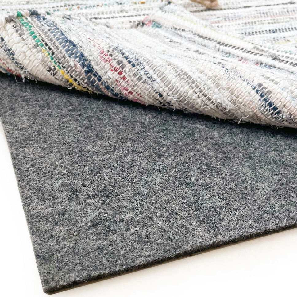 5つの簡単なステップでフェルトTPRラグパッドをソファの下に取り付ける方法